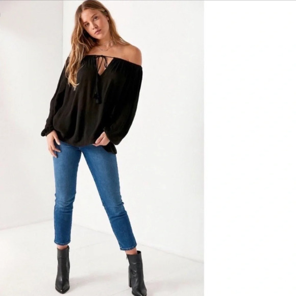 New urban outfitters Kimchi Blue Linda tassel Tie Front Off the shoulder top - Picture 1 of 8